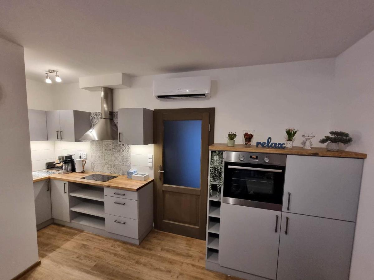 Podkrovni Studio Na Velkem Namesti S Wi-Fi Zdarma Hradec Kralove Exterior photo