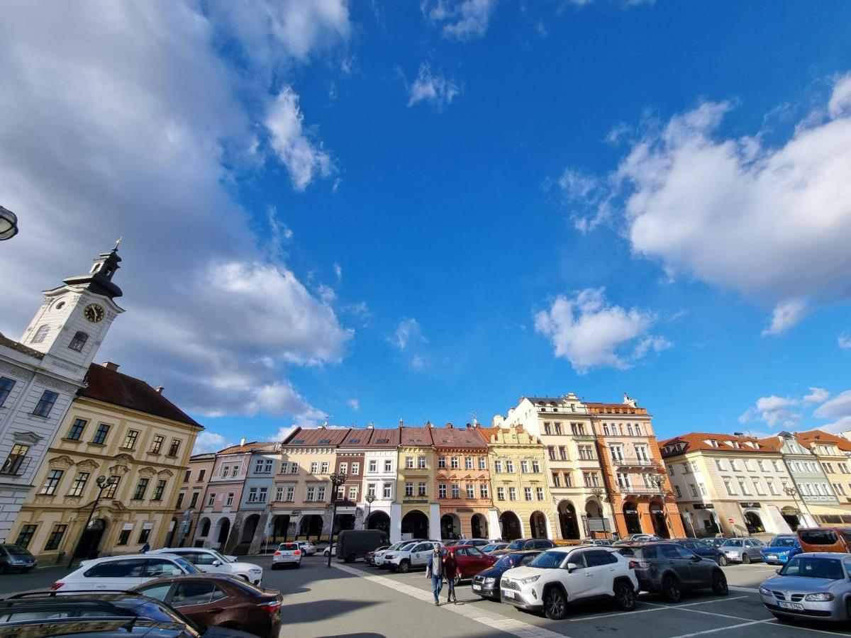 Podkrovni Studio Na Velkem Namesti S Wi-Fi Zdarma Hradec Kralove Exterior photo